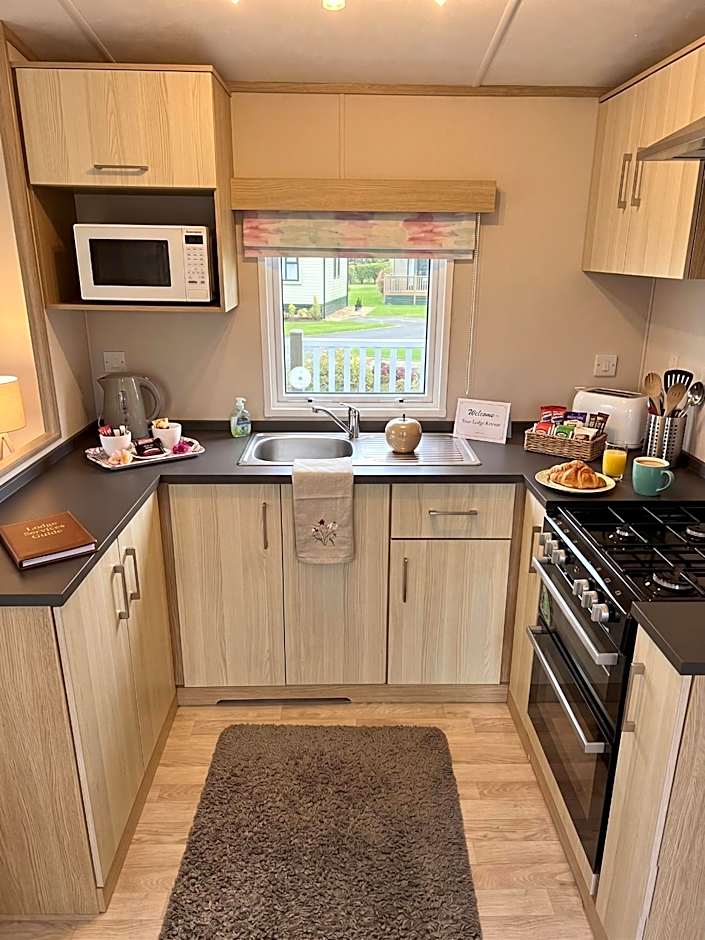 2 Bedroom Lakeview Lodge - Ensuite & Balcony Deck