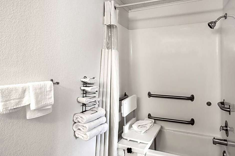 Howard Johnson by Wyndham Wilmington