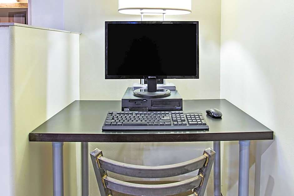 Days Inn by Wyndham Lake Bluff/Great Lakes Naval Base