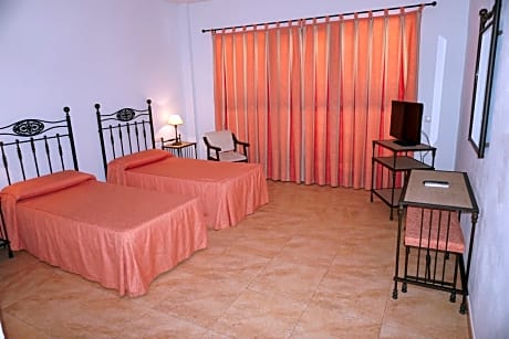 Double or Twin Room (1 Adult)