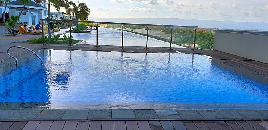 Mactan Newtown Condo with Garden and Ocean View 8NEWTOWN BLVD