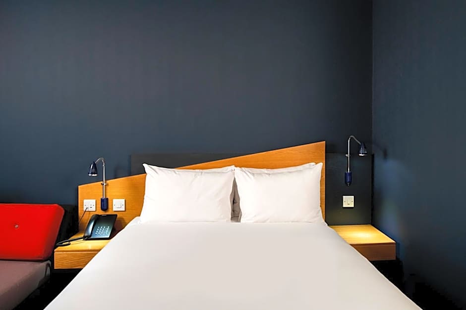 Holiday Inn Express Birmingham Oldbury By IHG