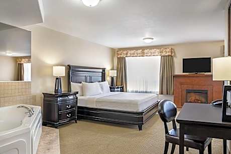 Superior King Suite with Spa Bath - Non-Smoking