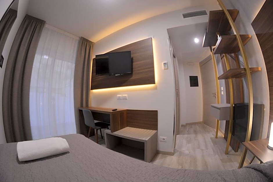 8room hotel