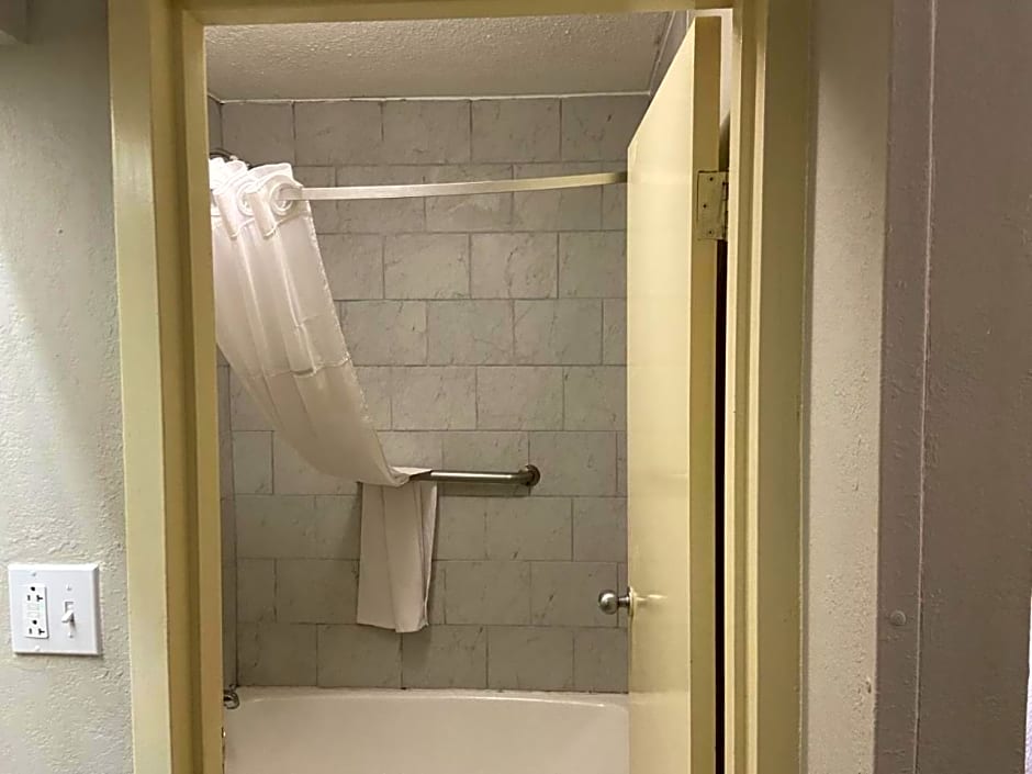 Days Inn by Wyndham Ozark