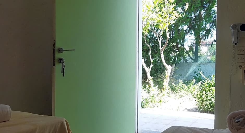 CLEO ROOM WITH PATIO 250m FROM THE BEACH