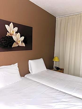 Standard Room - 2 Single Beds 1 Sofa