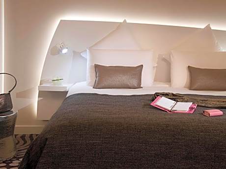 Privilege Room with 1 Double Bed & 1 Single Bed
