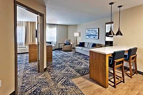 One-Bedroom Queen Suite - Non-Smoking