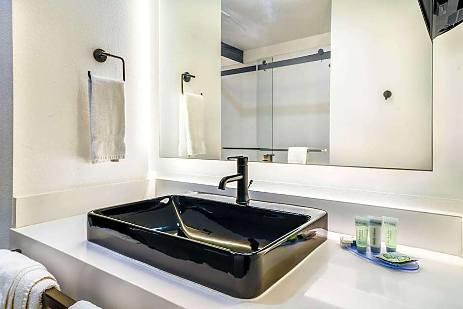 Hy-Lo Hotel, Ascend Hotel Collection