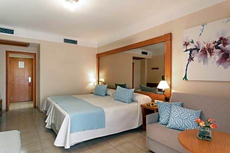 Family Room (2 Adults + 2 Children)