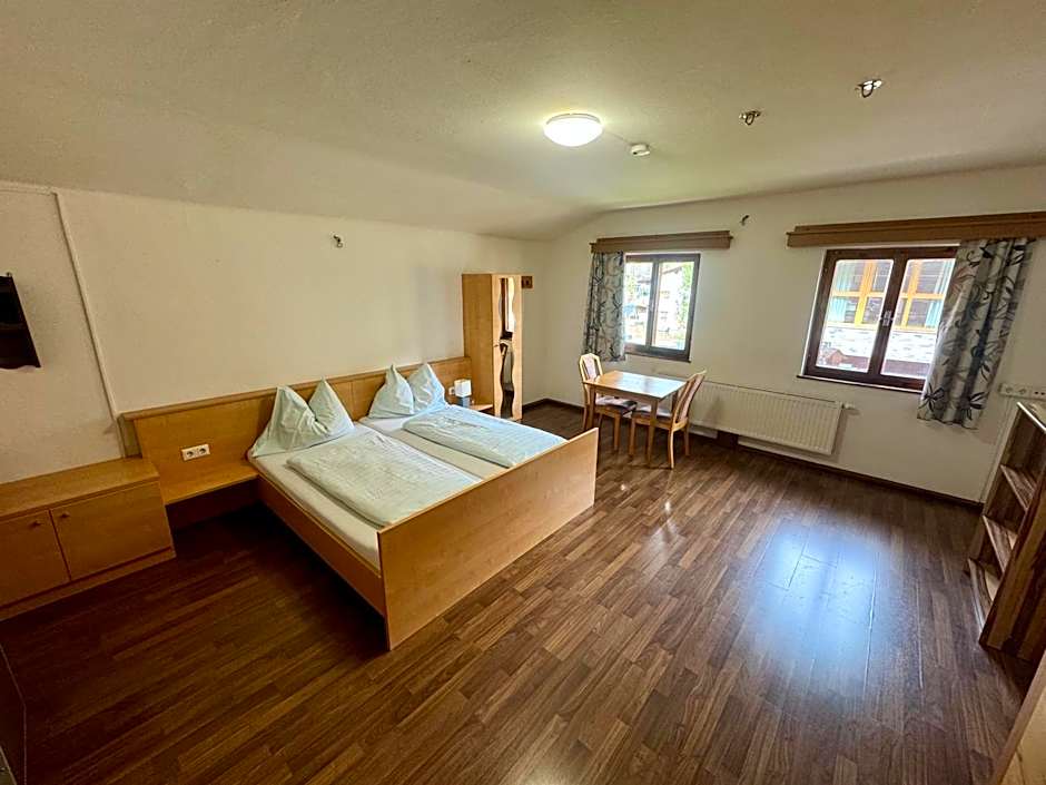 SKILL Mountain Lodge - Ski und Bike Hostel im Sommer mit JOKER CARD