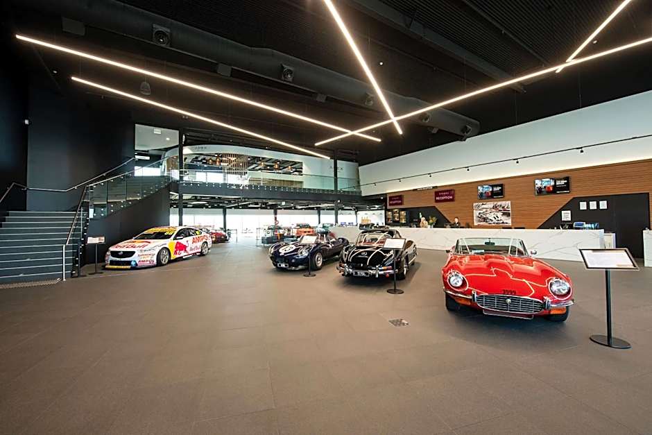 Rydges Pit Lane