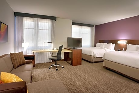 Queen Studio with Sofa Bed and Adapted Tub - Mobility Accessible