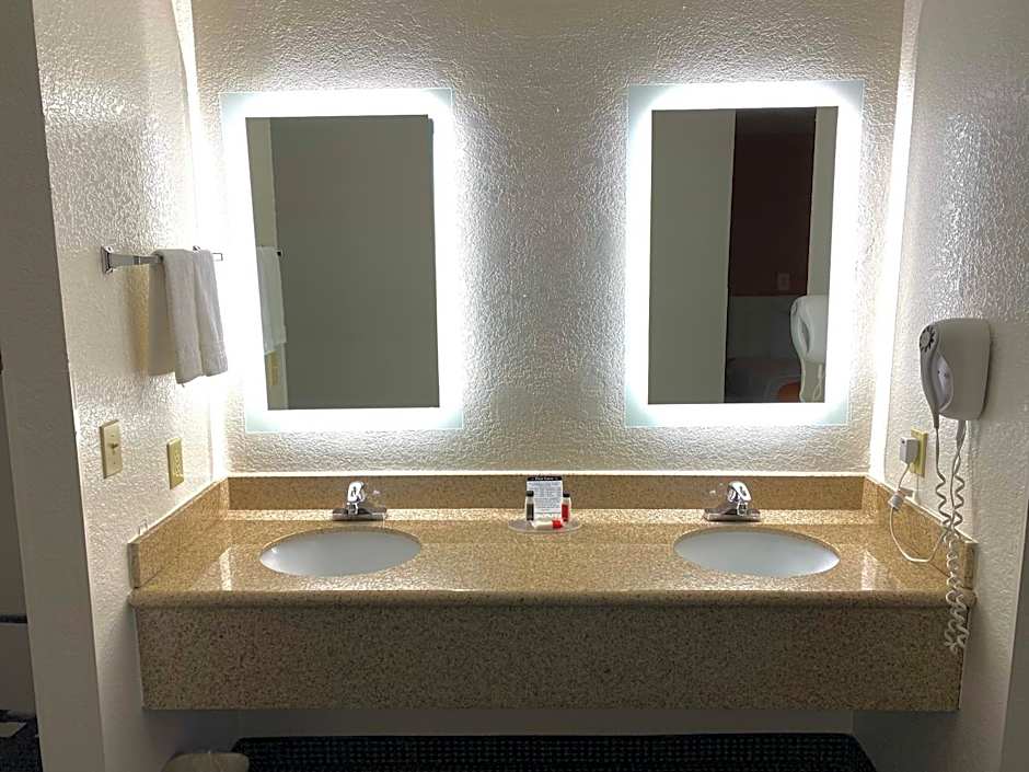 Howard Johnson by Wyndham Holbrook