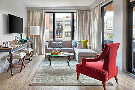 Riverfront Larger Balcony, 1 Bedroom 2 Room Suite, 1 King, River View, Balcony