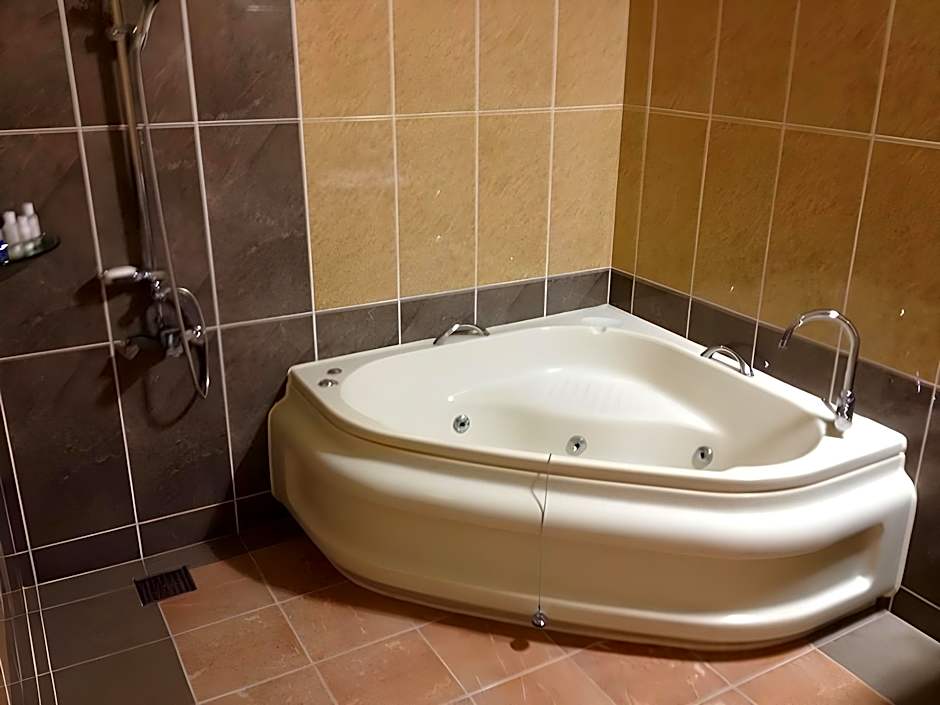 F1 Hotel