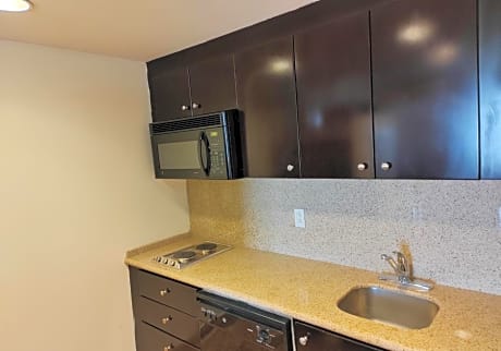 Queen Suite - Non-Smoking