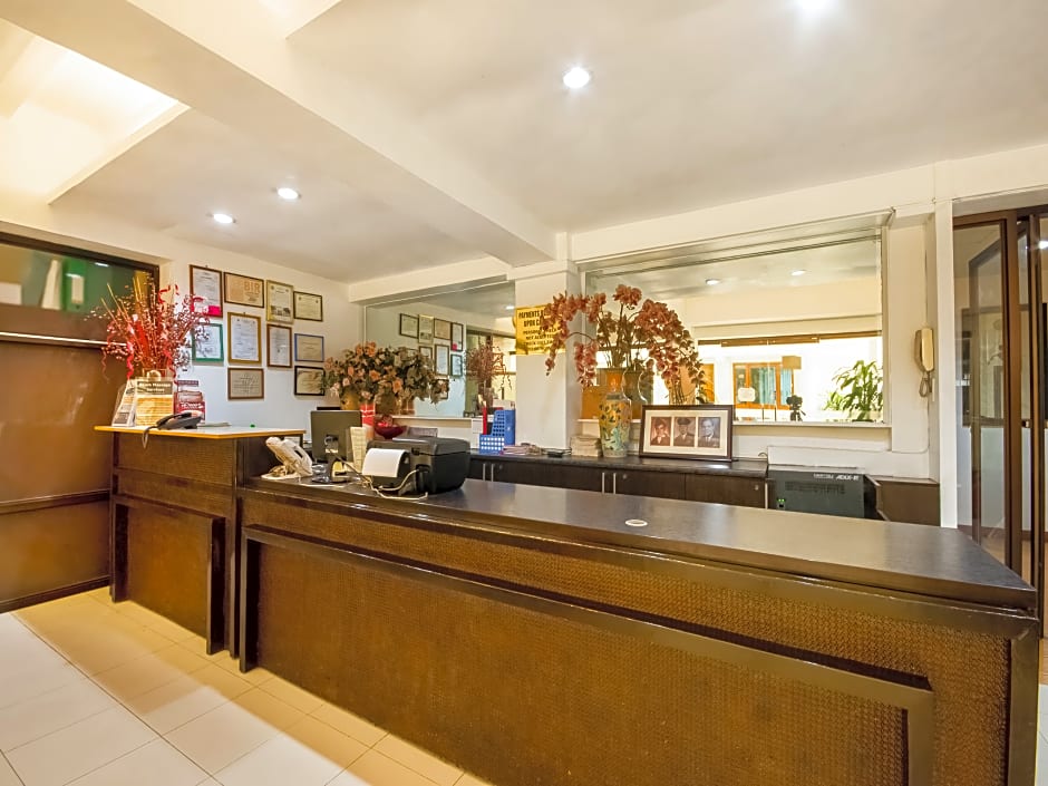 Vaccinated Staff - Capital O 465 Ford's Inn