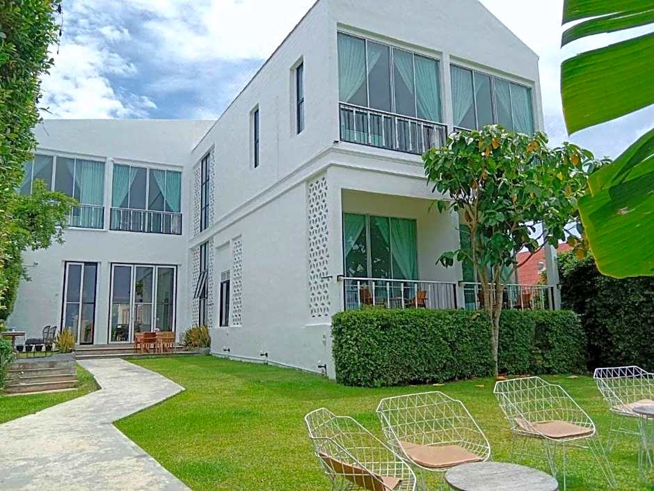 White Wall Riverfront Hotel