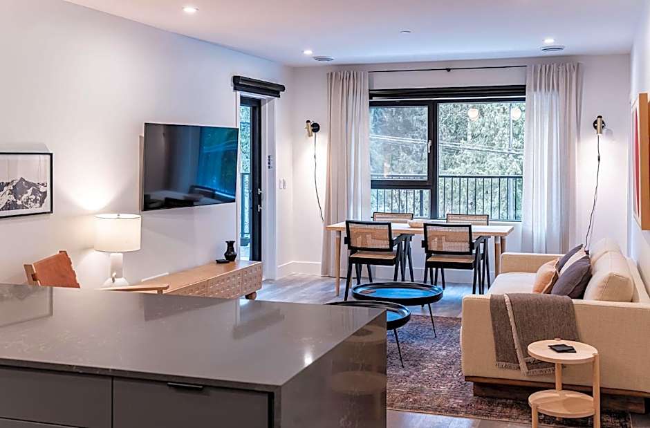 Snow & Swing Getaway - Three Bedrooms with Hot Tub (Stay Revy)