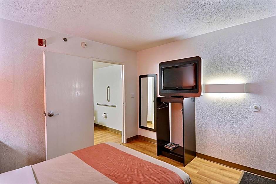 Motel 6-Tewksbury, MA - Boston