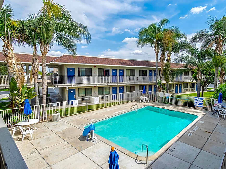 Motel 6-Bakersfield, CA - Airport