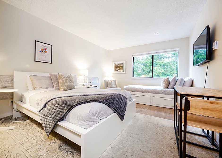 Group Stays - Large Renovated Apartment with Pool and Hot Tub