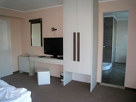 Queen Suite - Non-Smoking