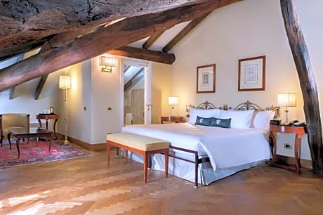 Junior suite king size bed single use