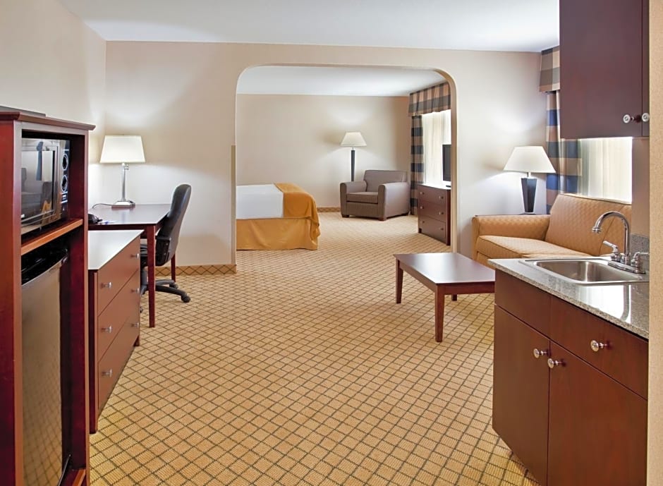 Holiday Inn Express and Suites Wichita Airport By IHG