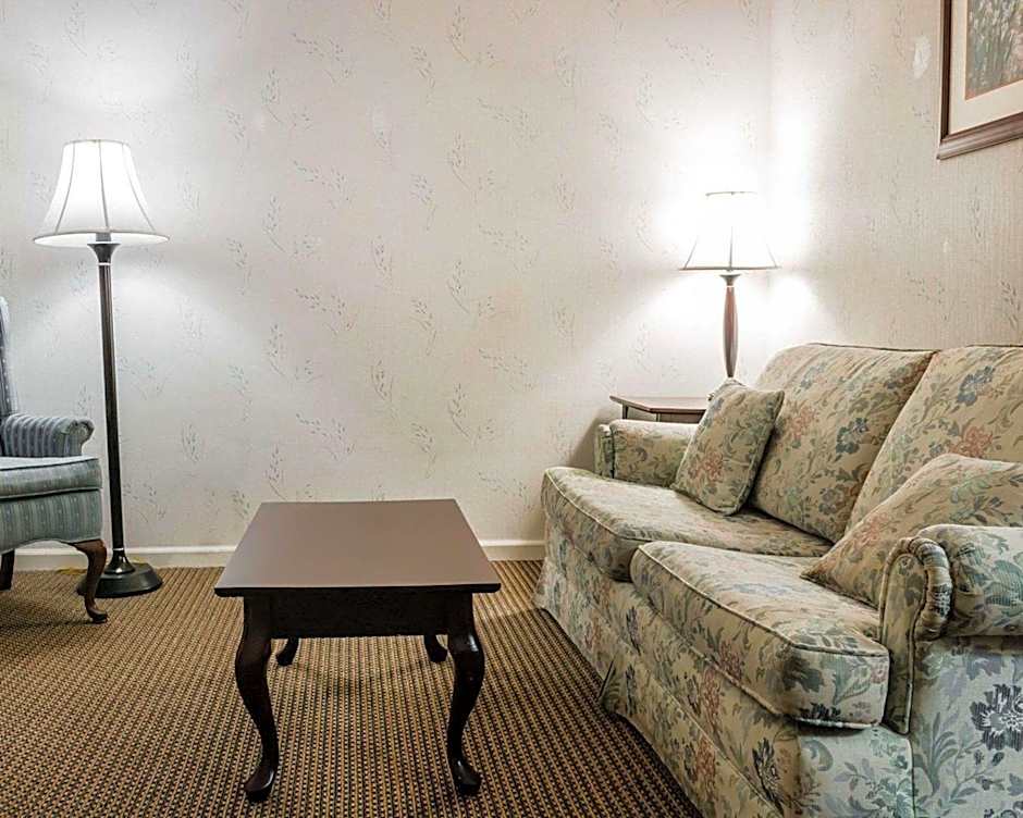 Econo Lodge & Suites Grand Rapids Airport