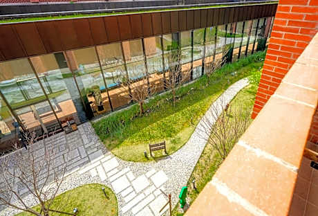 Twin Room with Balcony and Courtyard View