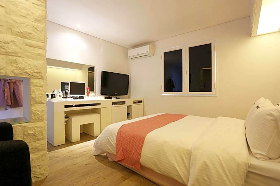 Q Hotel