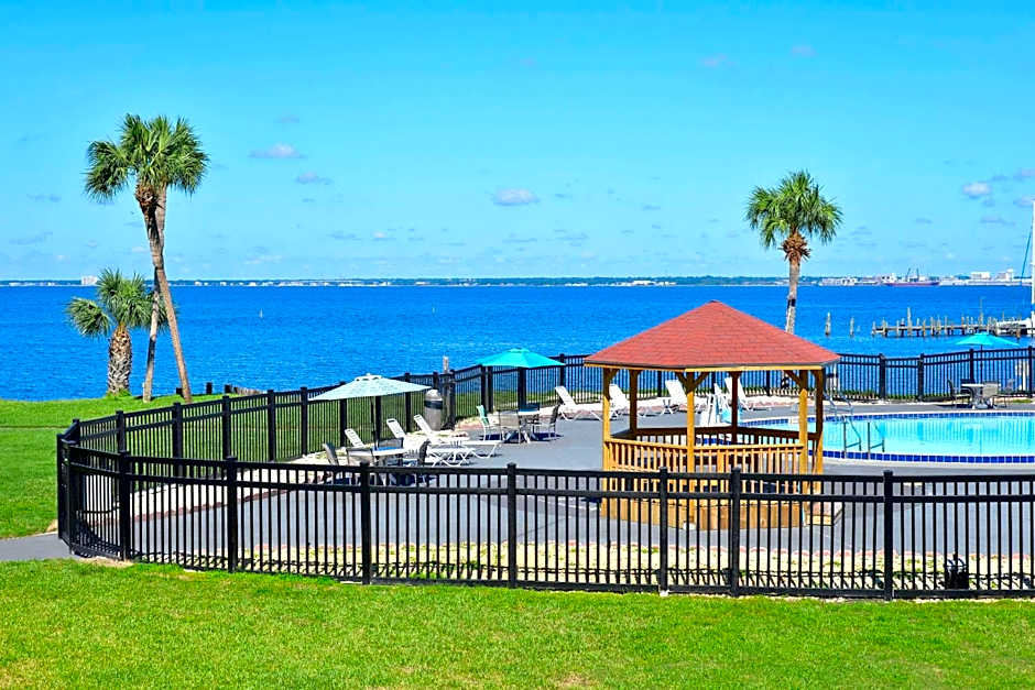 Quality Inn & Suites Gulf Breeze Bayside near Pensacola Beach