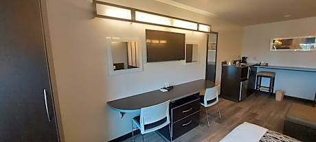 Queen Studio Suite - Non-Smoking