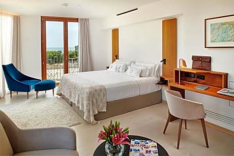 Family Room with Spa Access