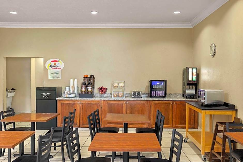 Super 8 by Wyndham Roseburg