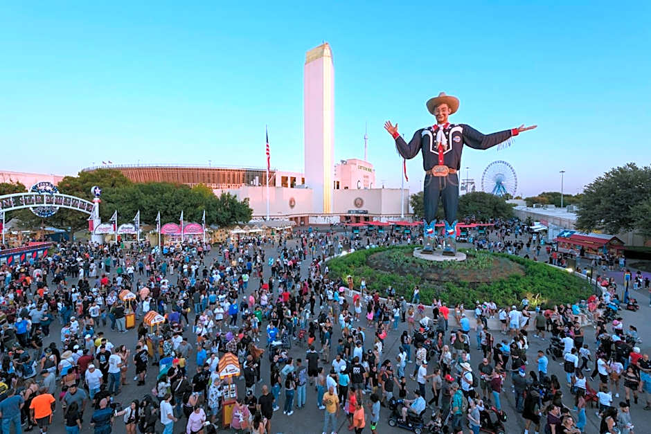 Crowne Plaza Dallas Downtown by IHG