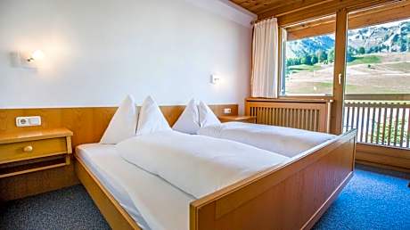 Apartment with Mountain View