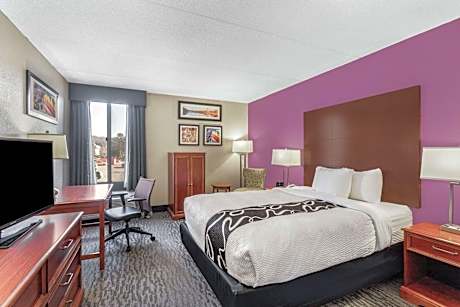 Queen Room with Roll-In Shower - Mobility/Hearing Accessible - Non-Smoking