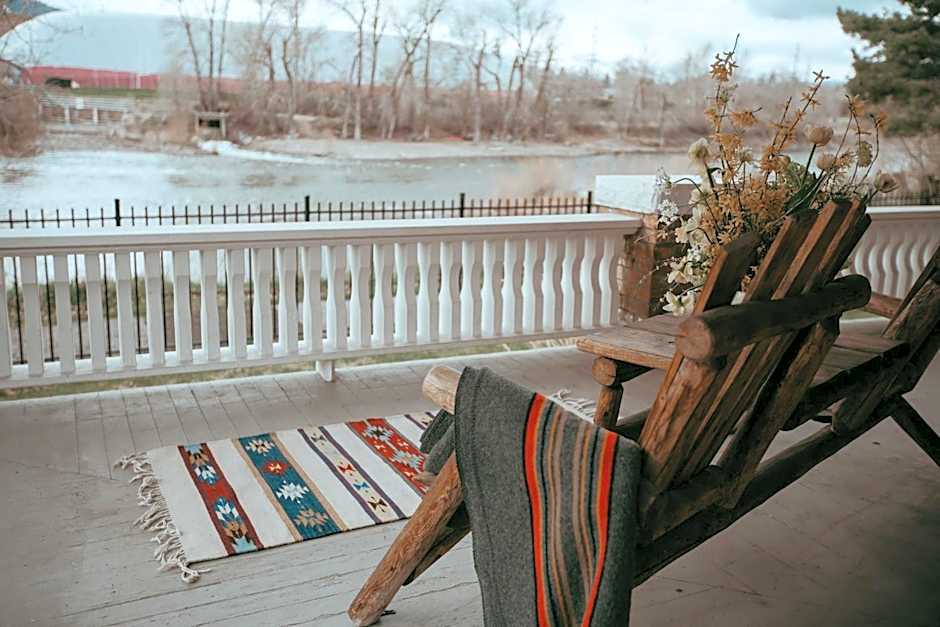 Goldsmith's River Front Inn