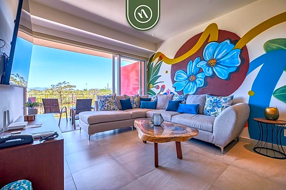 Cozy Apt with Private Terrace - Rooftop Pool
