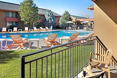 1 Kng Stndrd Courtyard View Pool Access