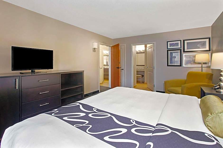 La Quinta Inn & Suites by Wyndham Detroit Metro Airport