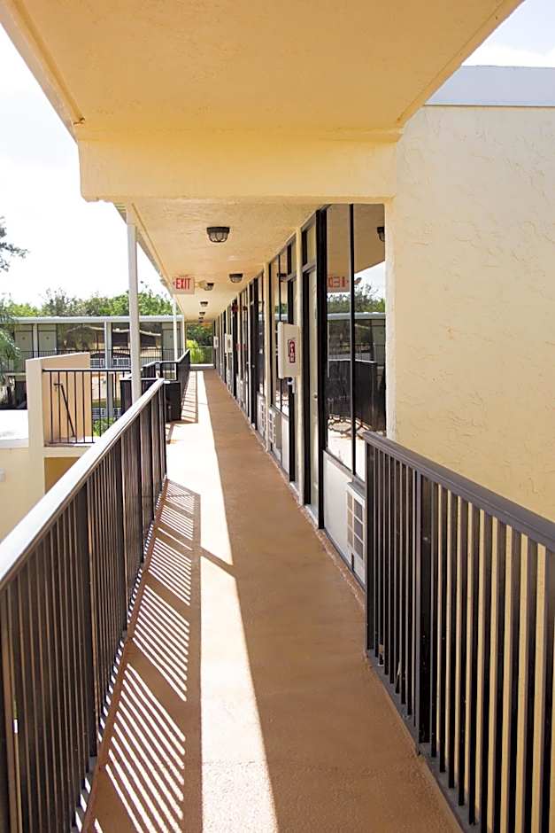 At Home Inn - Fort Pierce