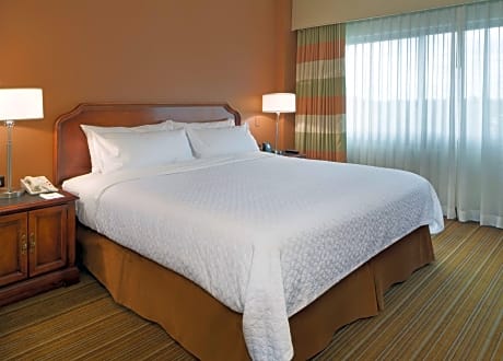 Two-Room King Suite with Bath Tub - Disability Access/Non-Smoking
