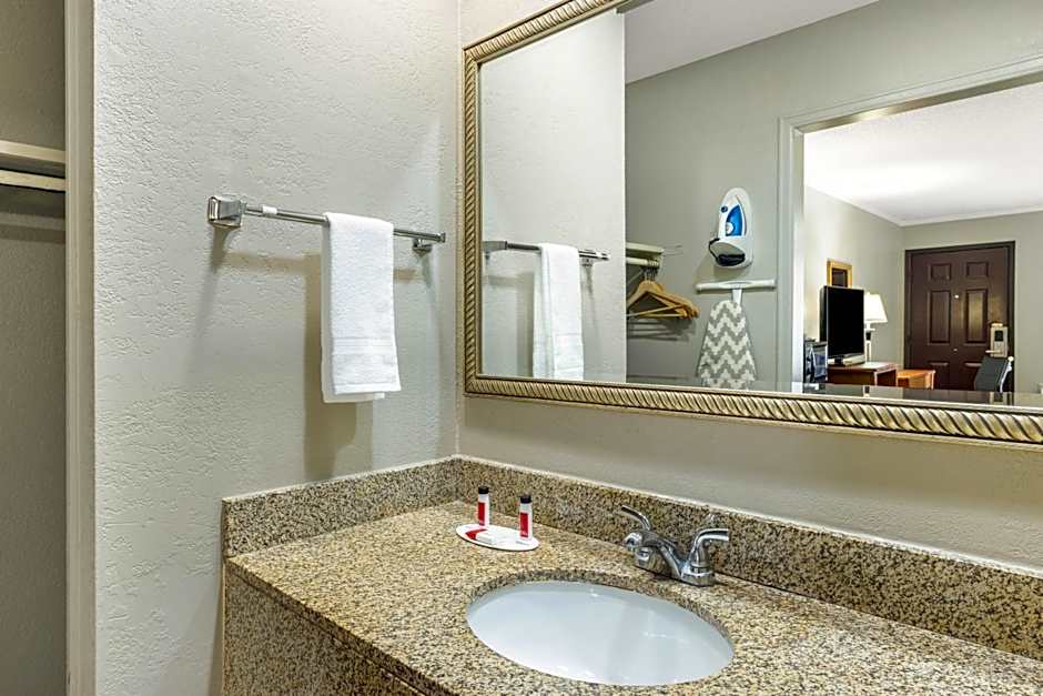 Super 8 by Wyndham Kansas City Airport North