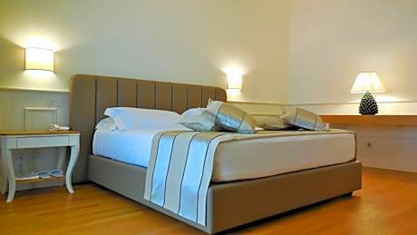 Deluxe Double Room with Side Sea View