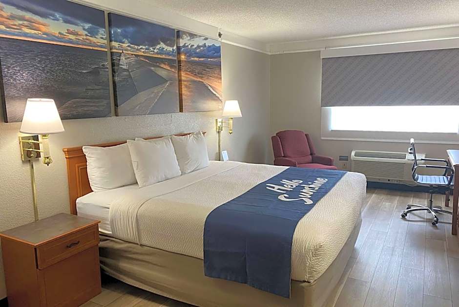 Days Inn & Suites by Wyndham Arlington Heights